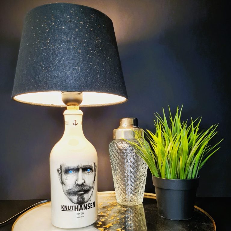 Flaschenlampe Knut Hansen mit schwarzem Lampenschirm